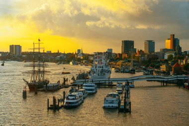 Akşamları Hamburg, Elba nehri manzarası ve tekneler. 