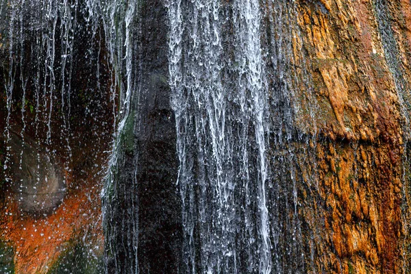瀑布的天然水的飞溅 — 图库照片