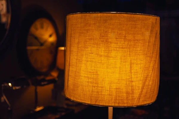 Hangulatos Belső Tér Lámpaernyővel Hálószoba Gyenge Fényben — Stock Fotó