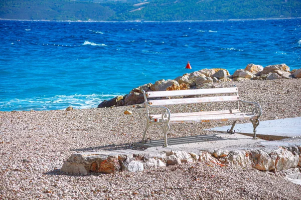 Banco Blanco Orillas Del Mar Hay Gente Asiento Costero — Foto de Stock