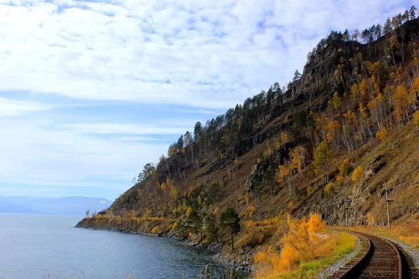 Cirum-Baikalbahn entlang des Baikalsees, Russland - Teil der historischen Transsibirischen Eisenbahn — Stockfoto