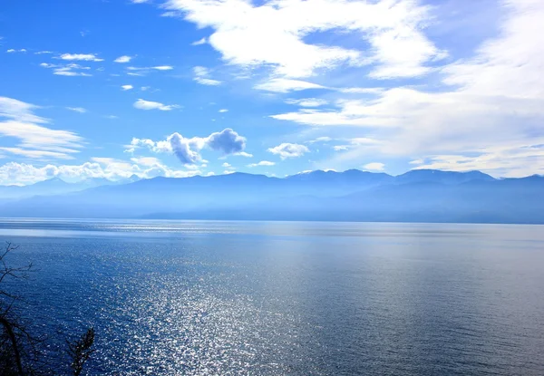 Affacciato sulle montagne dietro il lago Baikal, Russia — Foto Stock