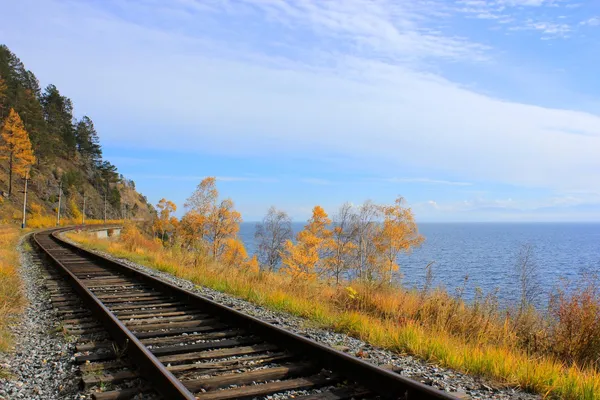 A ferrovia baikal-cirum ao longo do lago baikal, Rússia - parte da ferrovia Transiberiana histórico — Fotografia de Stock