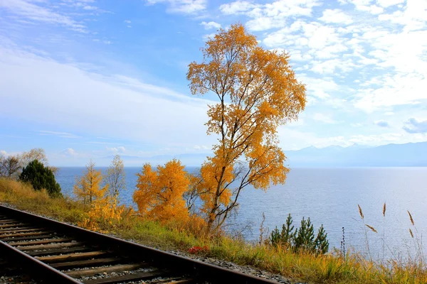 Kolejowa cirum Bajkał wzdłuż jeziora Bajkał, Federacja Rosyjska - część zabytkowego trans-siberian kolejowe — Zdjęcie stockowe