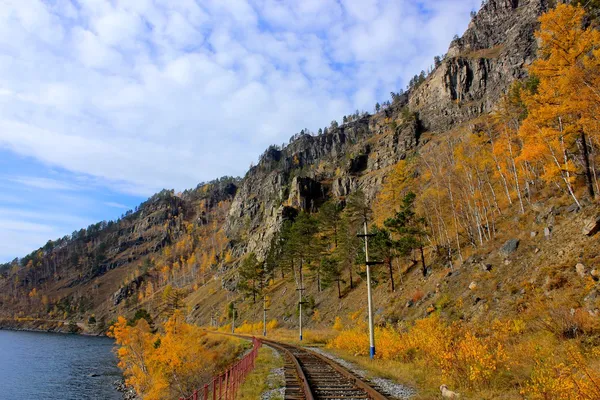 Cirum-Baikal Railway ao longo do Lago Baikal, Rússia - Parte da histórica ferrovia Transiberiana — Fotografia de Stock