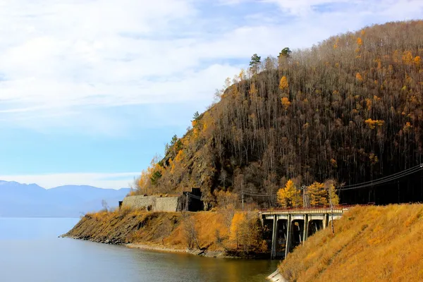 バイカル湖、ロシア - 歴史的なシベリア横断鉄道の一部に沿って cirum バイカルの鉄道 ロイヤリティフリーのストック画像
