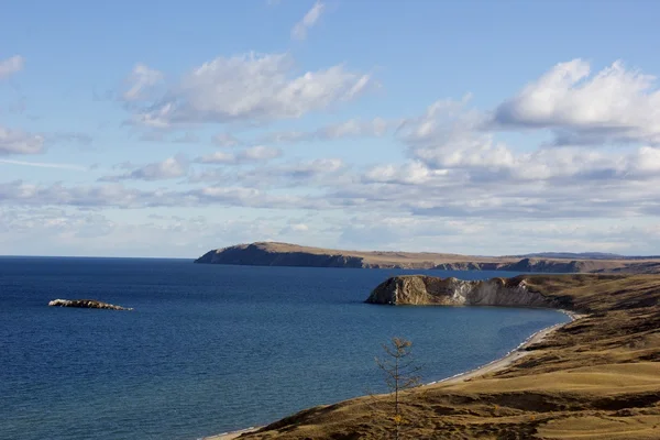 Beau panorama sur le lac Baïkal, Russie — Photo