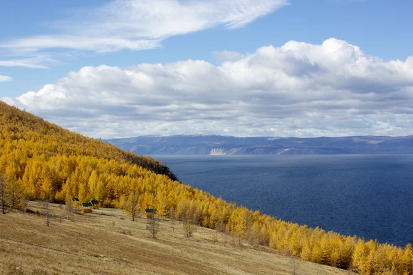 Piękną panoramą nad jezioro Bajkał, Federacja Rosyjska — Zdjęcie stockowe