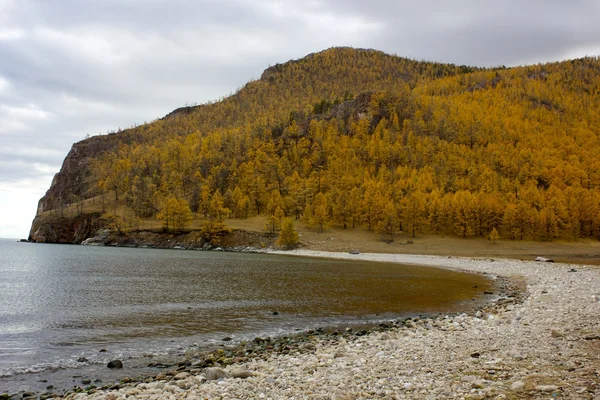 Rotsachtig strand op olkhon eiland, Rusland — Stockfoto