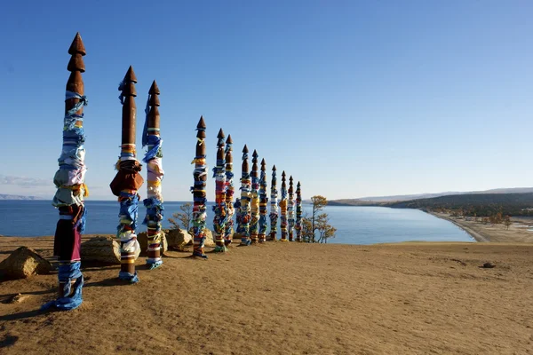 Postes de bandera de oración en el lago Baikal, Rusia — Foto de Stock