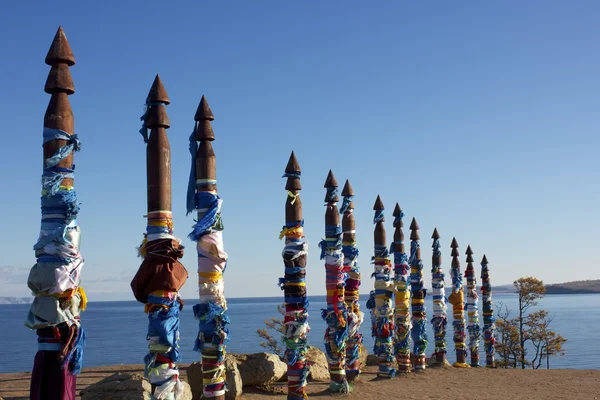 Pólos de bandeira de oração no Lago Baikal, Rússia — Fotografia de Stock