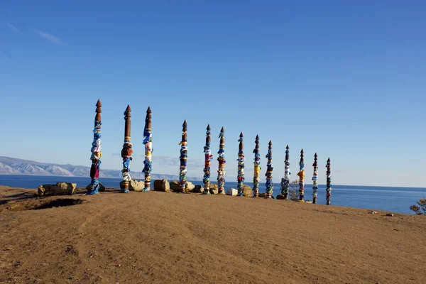 Pólos de bandeira de oração no Lago Baikal, Rússia — Fotografia de Stock