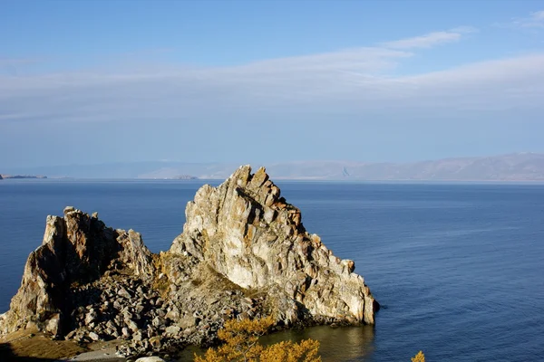 Rocky cliff on Lake Baikal at Olkhon Island, Russia — Stock Photo, Image