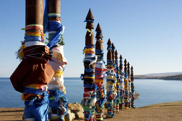 Pólos de bandeira de oração no Lago Baikal, Rússia Fotografias De Stock Royalty-Free