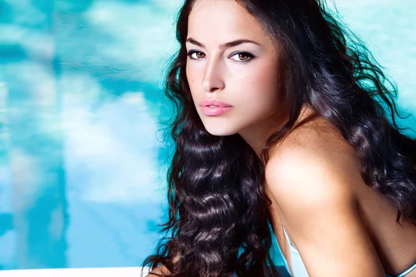 Mujer junto a la piscina — Foto de Stock