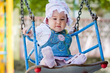 Bebek salıncak üzerinde