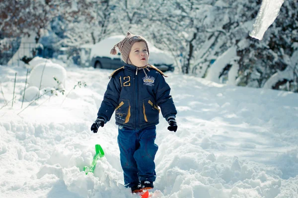 Vinterportræt af en lille dreng - Stock-foto