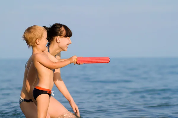 Een vrouw en een kleine jongen in het water — Stockfoto