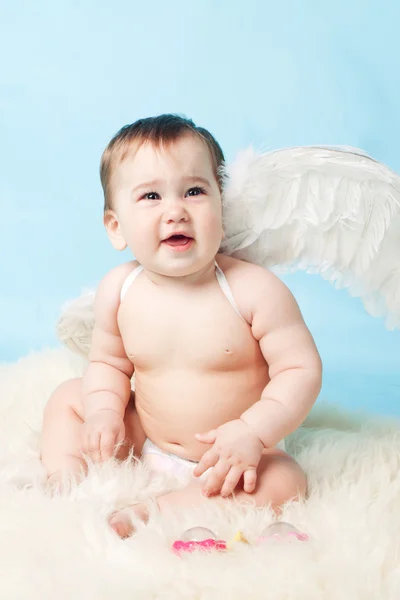 En lille baby med vinger som engel - Stock-foto
