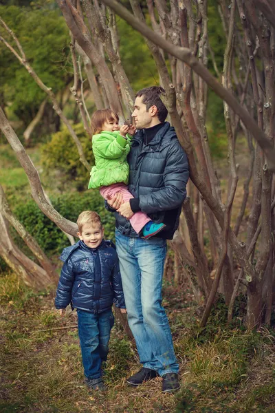 Bir baba ve iki çocuk parkında bahar — Stok fotoğraf