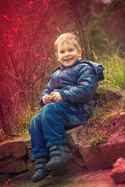 Мальчик рядом с цветочным деревом — стоковое фото