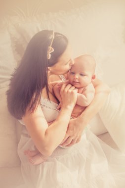 bir anne ile parlak bir oda içinde yeni doğan