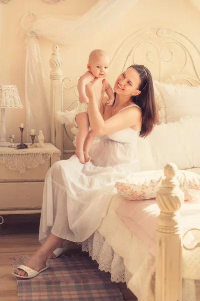 A mother with a newborn in a bright room — Stock Photo, Image