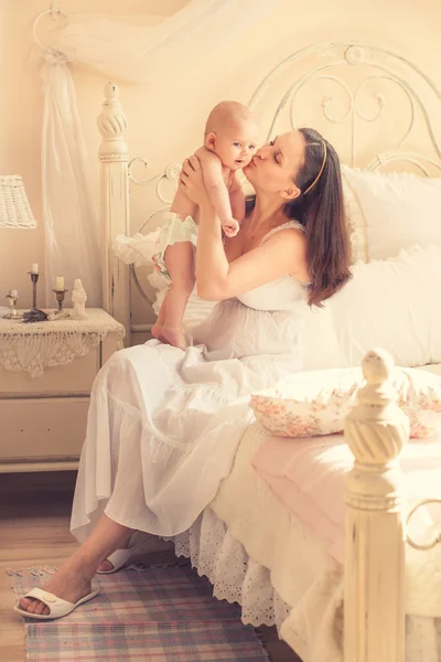 A mother with a newborn in a bright room — Stock Photo, Image