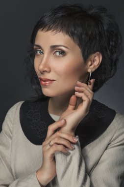 sevimli bir kadın bir retro tarzı