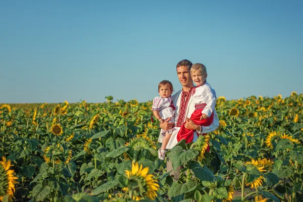 Bir baba ve iki çocuk bir fi günbatımında Ukraynalı kostüm — Stok fotoğraf