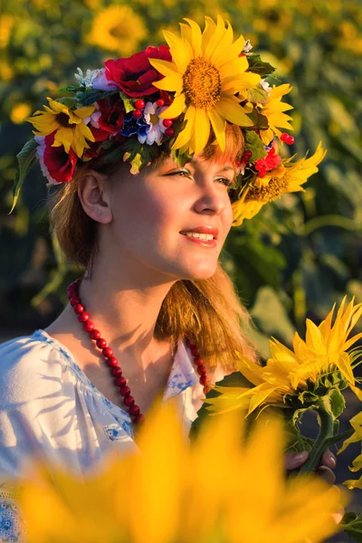 Ein ukrainisches Mädchen in Sonnenblumen — Stockfoto