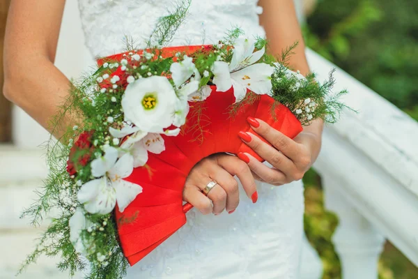 Brud holding vackra röda bröllop blommor bukett — Stockfoto