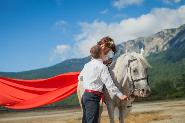 The groom kisses the bride — Stock Photo, Image