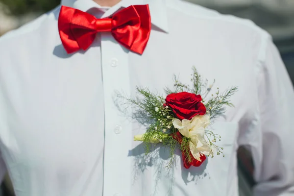 Vermelho rosa boutonniere na camisa de casamento do noivo — Fotografia de Stock