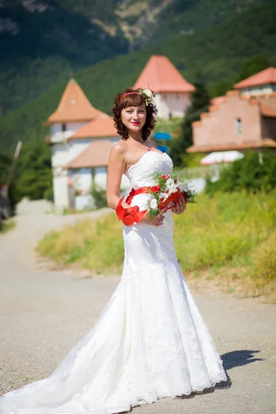 Bride on the background of mountains — Stock Photo, Image