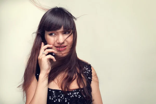 Beautiful attractive young woman talking on her mobile — Stock Photo, Image