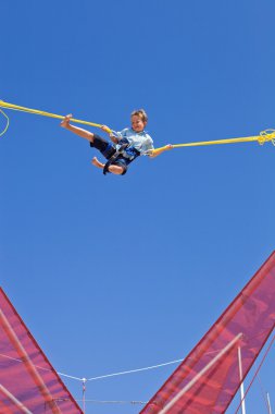 Çocuğun önünde mavi gökyüzü hava içine atlama