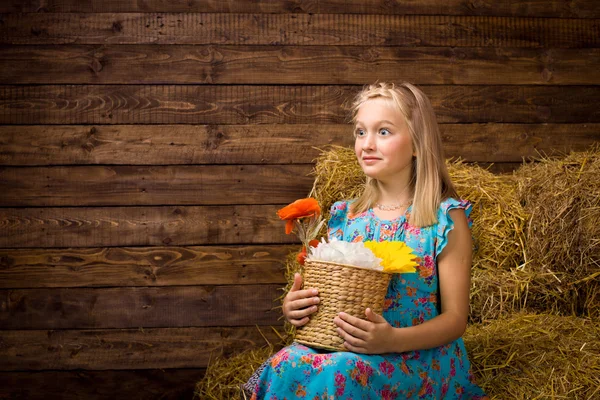Удивлённая девушка на сеновале — стоковое фото