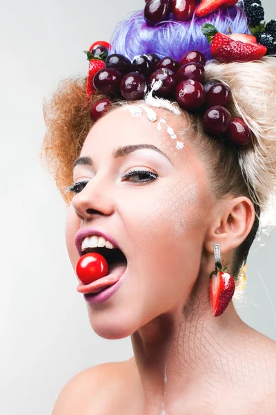 Una donna con una fragola — Foto Stock