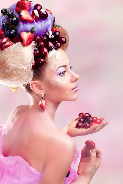 Eine Frau mit einer Frucht — Stockfoto