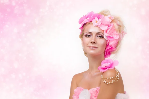 A beautiful spring girl wearing flowers. Studio shot. — Stock Photo, Image