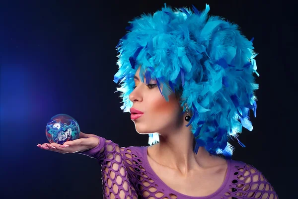 Glamour retrato de uma menina em uma peruca azul — Fotografia de Stock