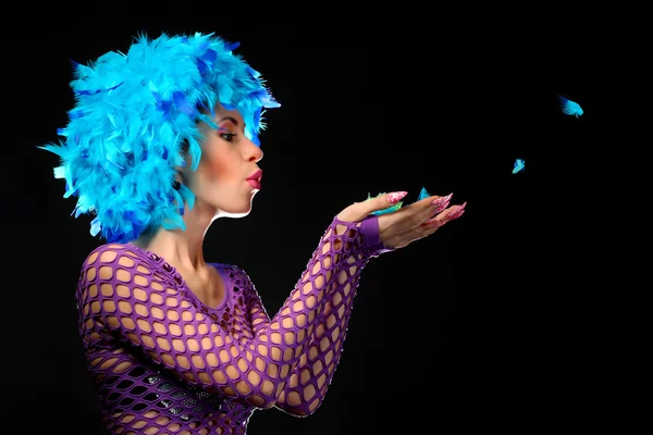 Glamour ritratto di una ragazza con una parrucca blu — Foto Stock
