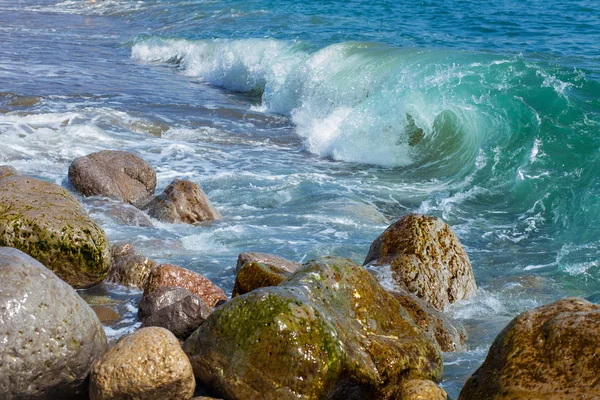 Ondas quebrando na costa com espuma do mar — Fotografia de Stock