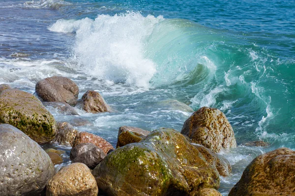 Kıyıda deniz köpüğü ile kırma dalgalar — Stok fotoğraf