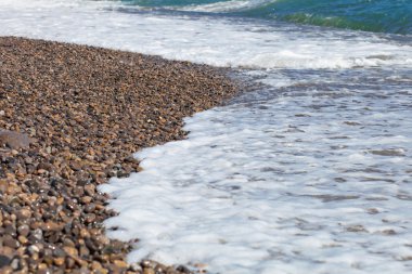 canlı dalgalar üzerinde kayalık sahil gürültüyle çarpmak.