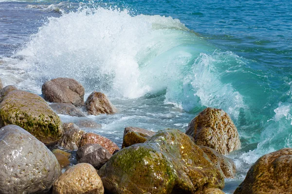 Ondas quebrando na costa com espuma do mar — Fotografia de Stock