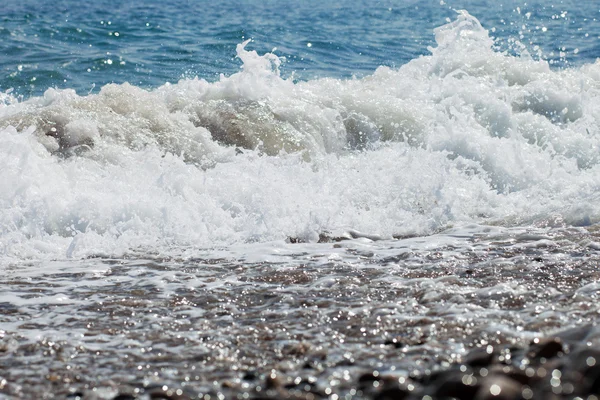 Ondas vibrantes colidem na costa rochosa — Fotografia de Stock