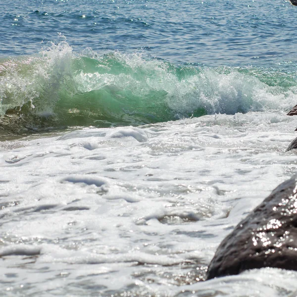 Ondas vibrantes colidem na costa rochosa — Fotografia de Stock