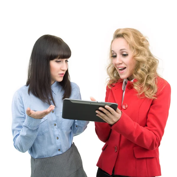 Dos chicas jóvenes están discutiendo nuevas tecnologías —  Fotos de Stock